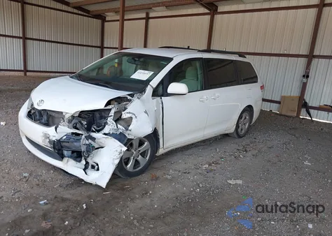 2014 Toyota Sienna Le V6 8 Passenger z USA, uszkodzony, nr VIN 5TDKK3DC6ES508311